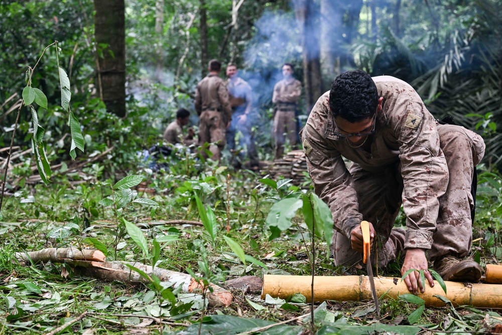 U.S. Marines and SENAN learn jungle survival from Panamanian Commandos
