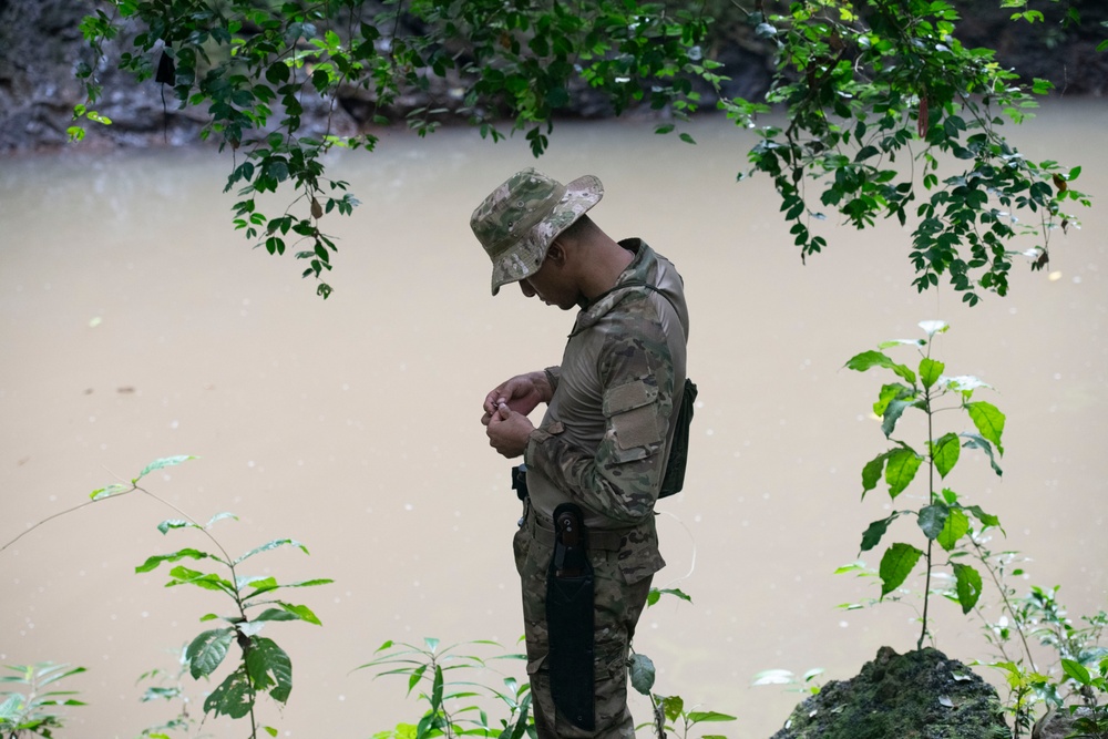 U.S. Marines and SENAN learn jungle survival from Panamanian Commandos