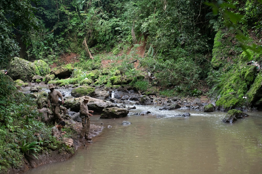 U.S. Marines and SENAN learn jungle survival from Panamanian Commandos