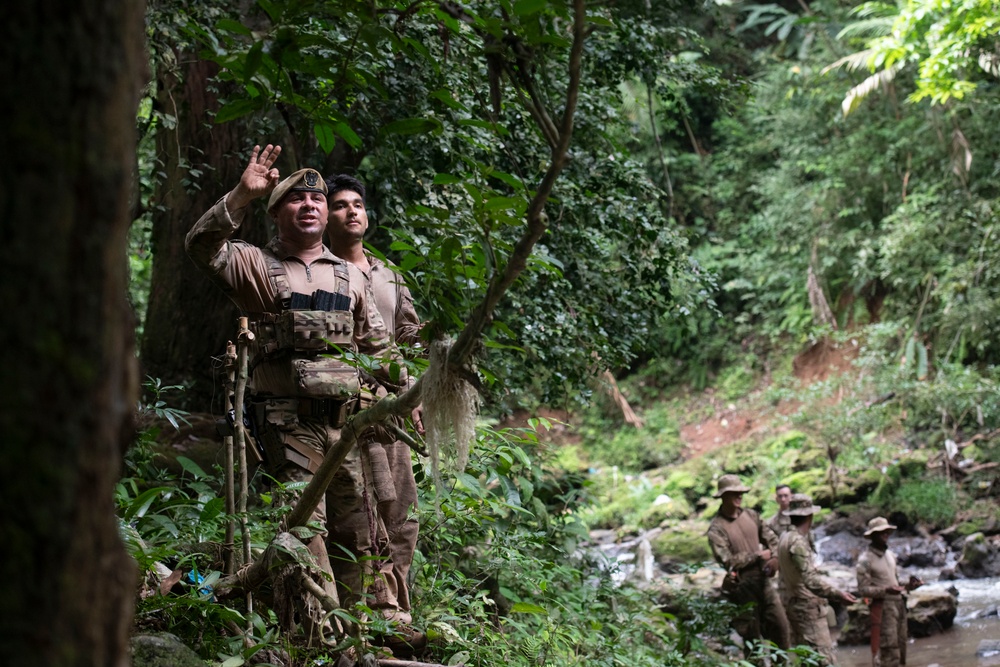 U.S. Marines and SENAN learn jungle survival from Panamanian Commandos