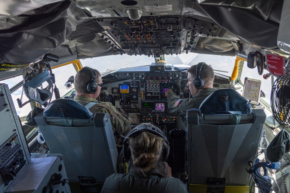 940th ARW pilots fly KC-135 Stratotanker