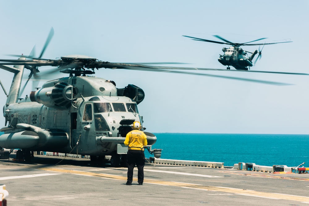 22nd MEU(SOC) | Cargo Offload aboard Iwo Jima During COMPTUEX