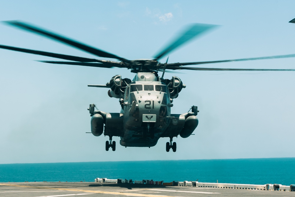 22nd MEU(SOC) | Cargo Offload aboard Iwo Jima During COMPTUEX
