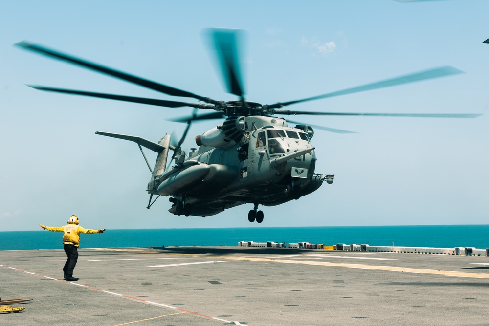 22nd MEU(SOC) | Cargo Offload aboard Iwo Jima During COMPTUEX