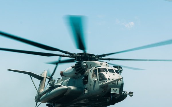 22nd MEU(SOC) | Cargo Offload aboard Iwo Jima During COMPTUEX