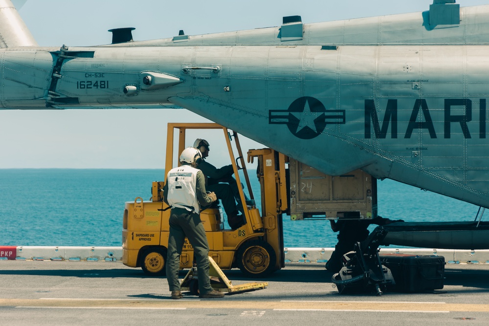 22nd MEU(SOC) | Cargo Offload aboard Iwo Jima During COMPTUEX