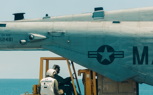 22nd MEU(SOC) | Cargo Offload aboard Iwo Jima During COMPTUEX