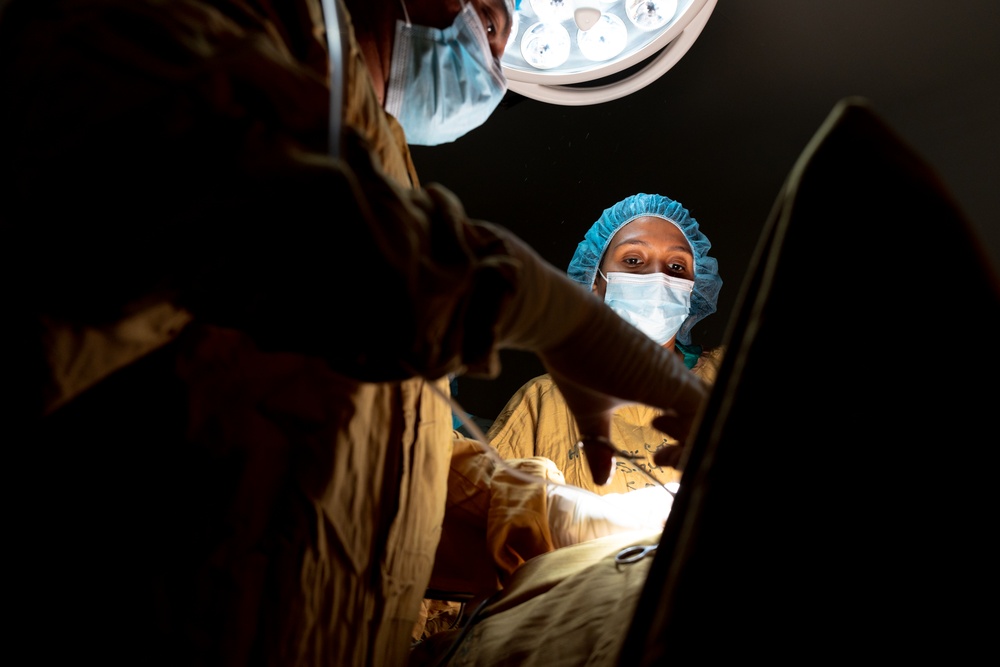 AMISTAD 2025: U.S. Air Force medical personnel observe surgical procedure in El Salvador