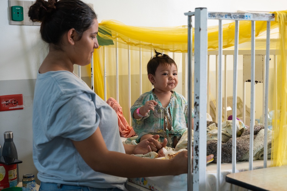 AMISTAD 2025: U.S. Air Force medical personnel observe surgical procedure in El Salvador