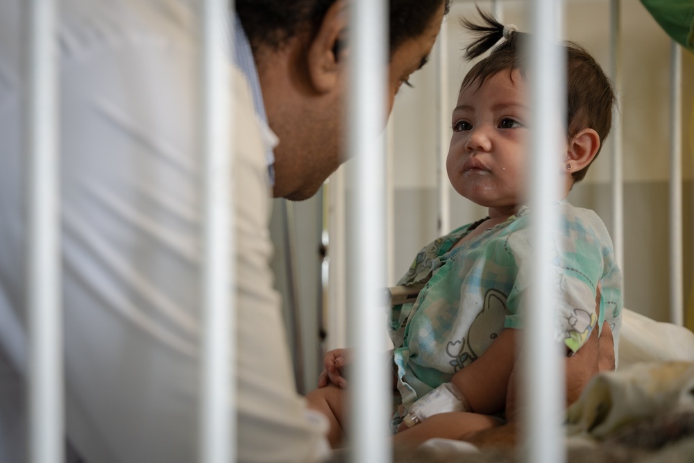 AMISTAD 2025: U.S. Air Force medical personnel observe surgical procedure in El Salvador