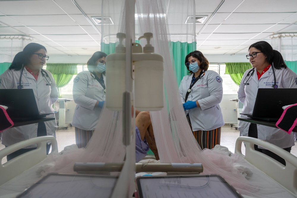 AMISTAD 2025: U.S. Air Force medical personnel observe surgical procedure in El Salvador