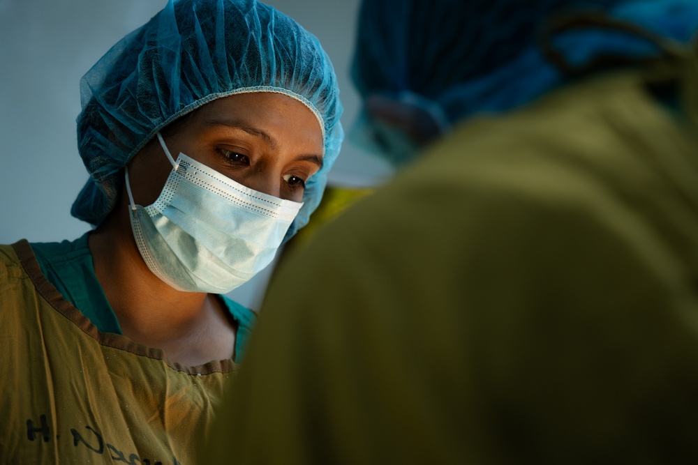 AMISTAD 2025: U.S. Air Force medical personnel observe surgical procedure in El Salvador