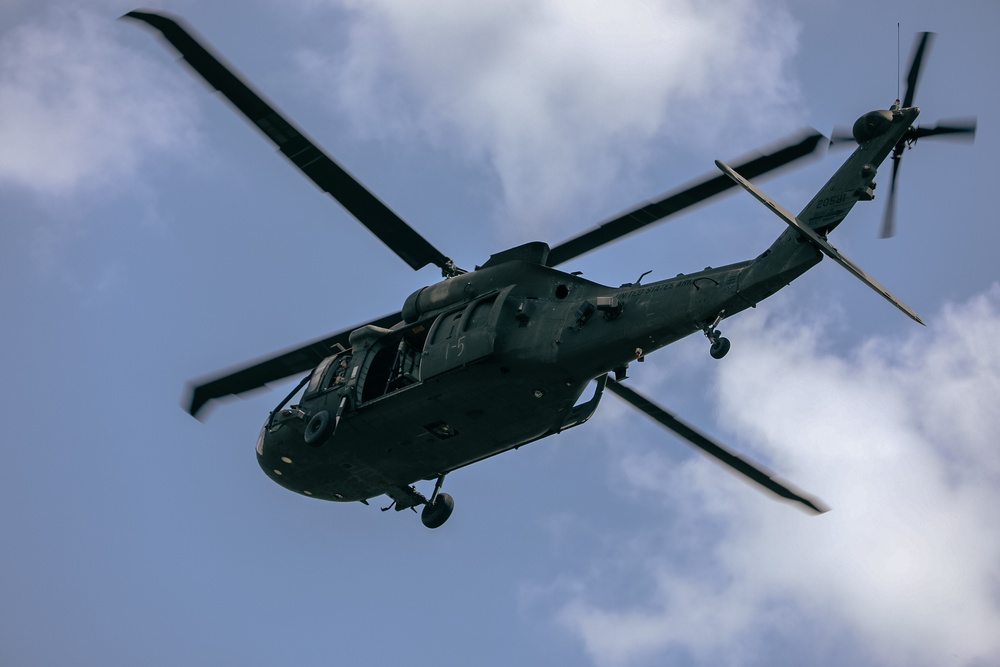 1st Cavalry Division Commander takes flight with 1st Air Cavalry Brigade