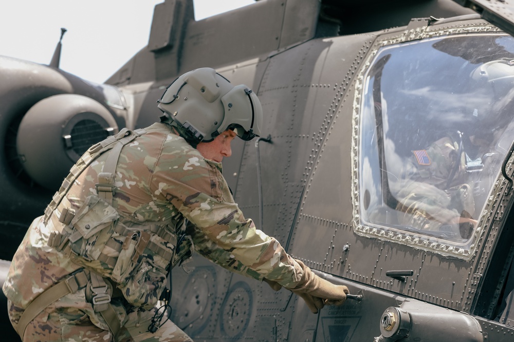 1st Cavalry Division Commander takes flight with 1st Air Cavalry Brigade