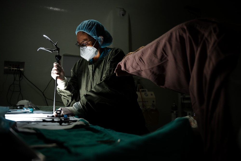 AMISTAD 2025: U.S. Air Force medical personnel observe surgical procedure in El Salvador