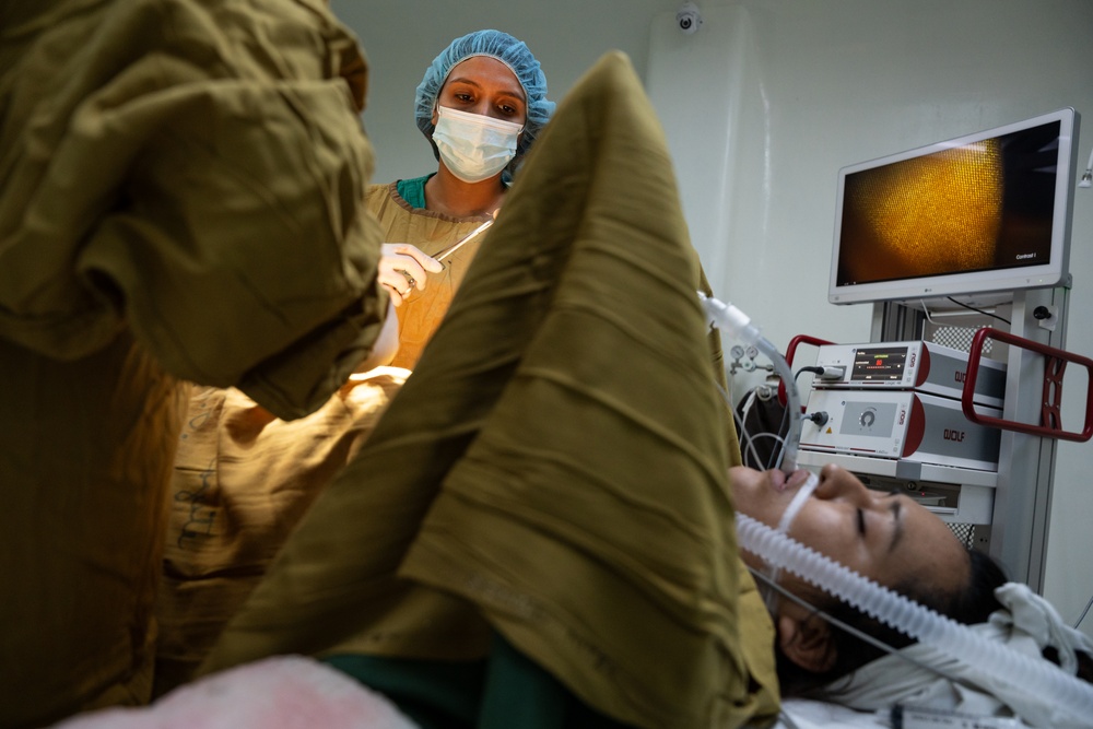 AMISTAD 2025: U.S. Air Force medical personnel observe surgical procedure in El Salvador