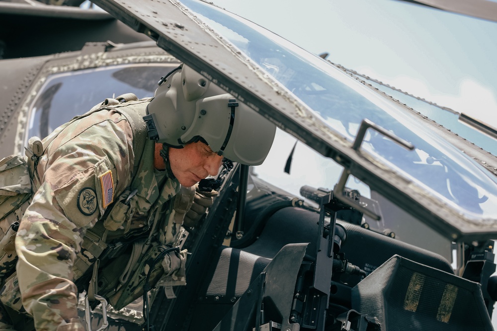 1st Cavalry Division Commander takes flight with 1st Air Cavalry Brigade