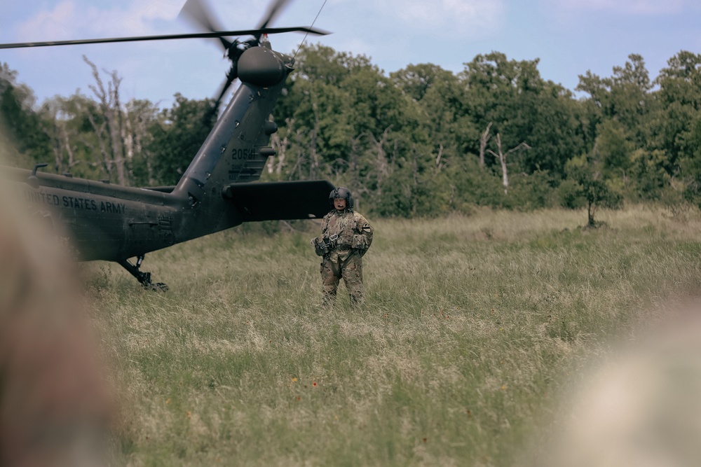 1st Cavalry Division Commander takes flight with 1st Air Cavalry Brigade