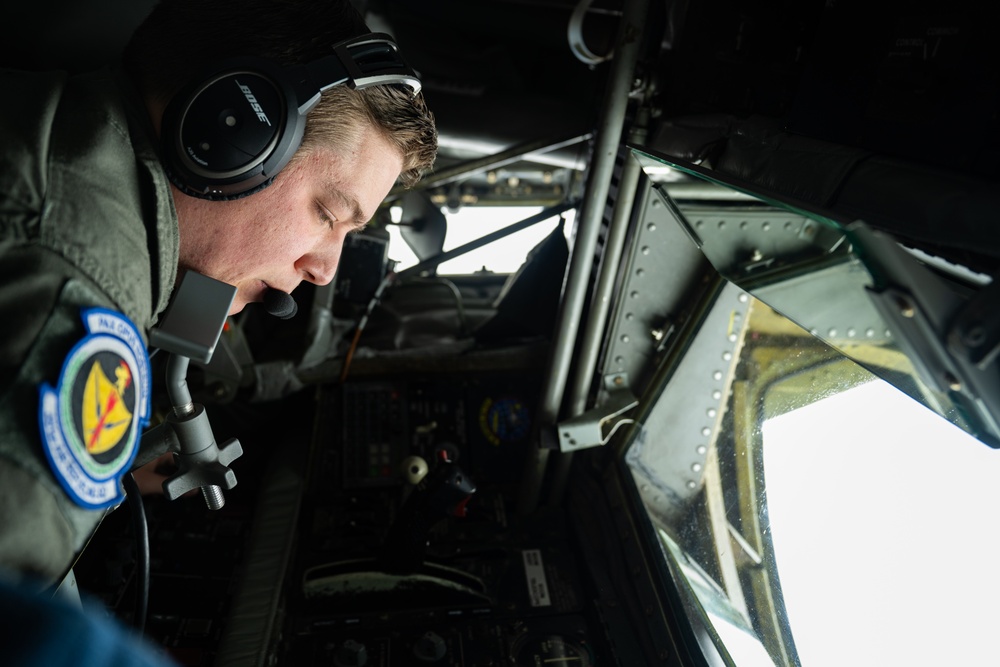 Atlantic Trident 25: 100th ARW refuels Finnish Air Force F/A-18s