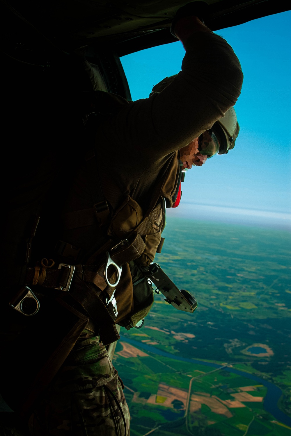 Green Berets, Latvian SOF conduct joint free fall training in Latvia