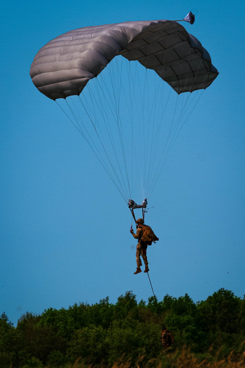 Green Berets, Latvian SOF conduct joint free fall training in Latvia