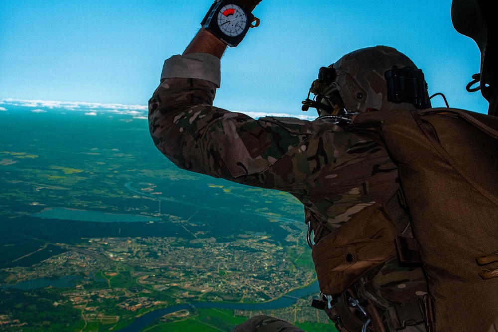 Green Berets, Latvian SOF conduct joint free fall training in Latvia