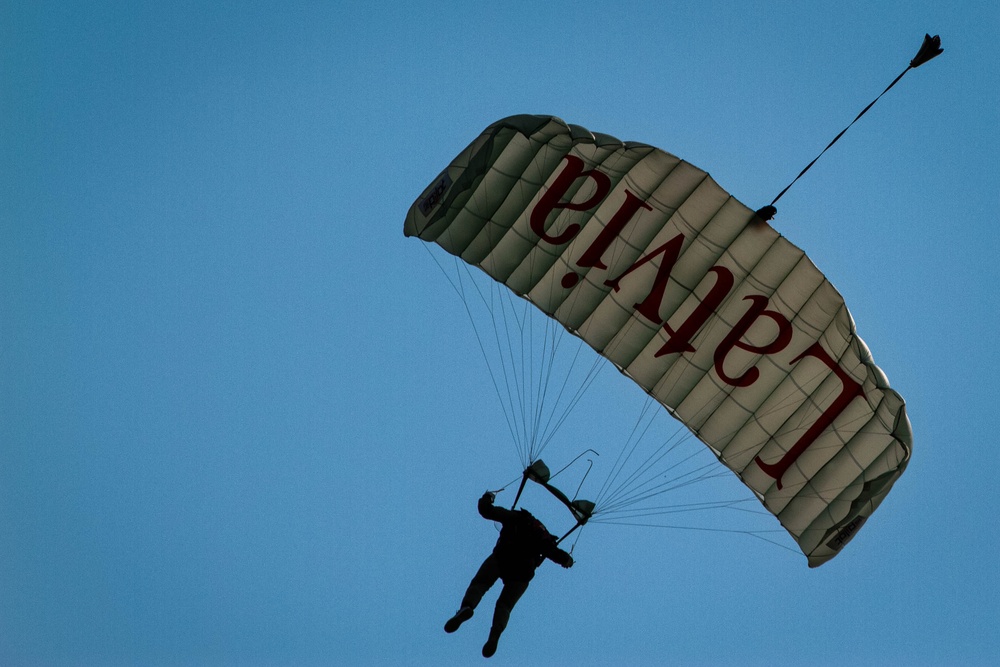Green Berets, Latvian SOF conduct joint free fall training in Latvia