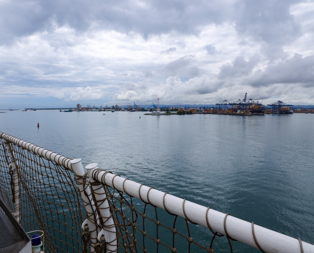 USNS Comfort Arrives in Colón, Panama