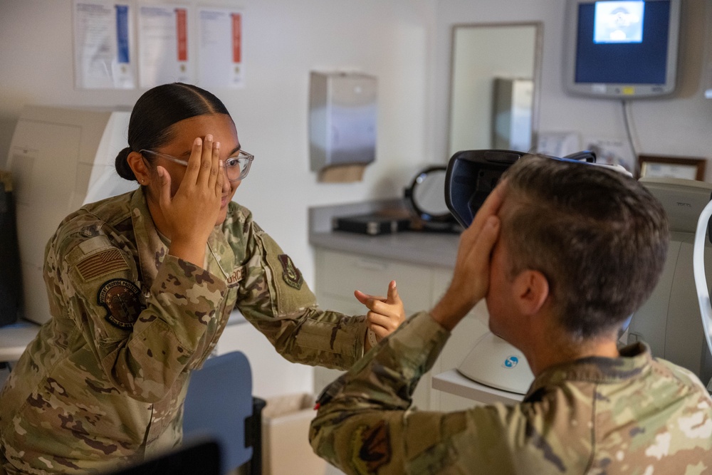 15 OMRS optometry provides checkup