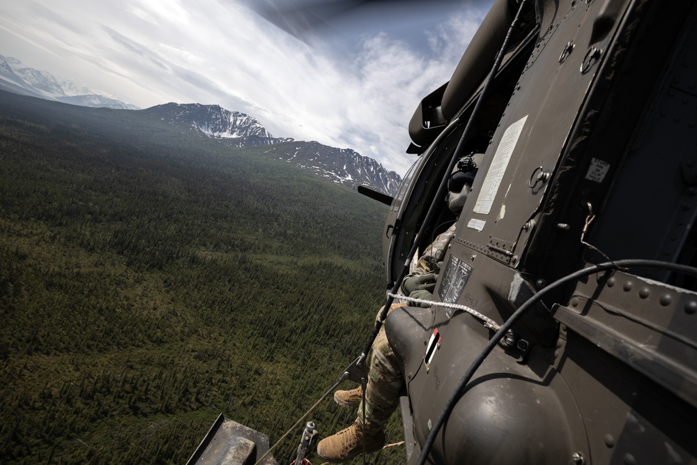 Alaska Army National Guard aviators help fight Alaska wildfires