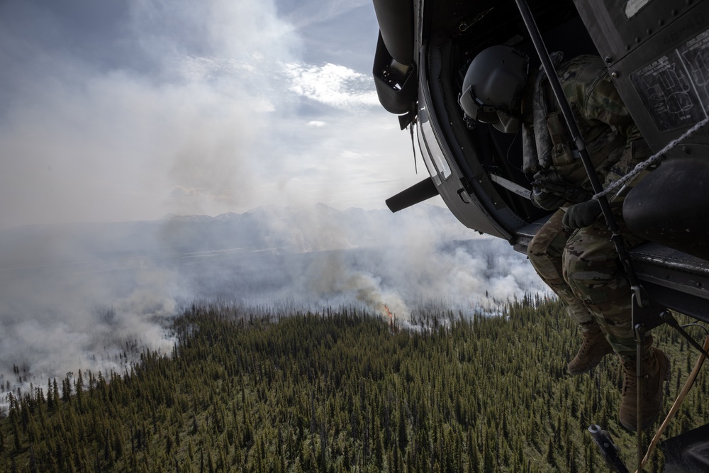 Alaska Army National Guard aviators help fight Alaska wildfires