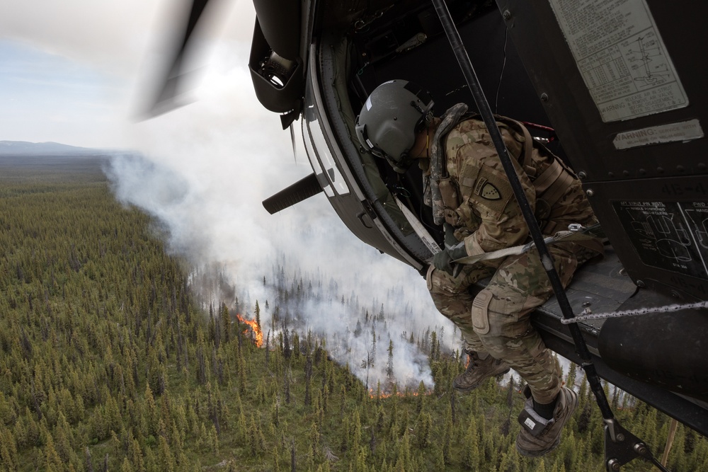 Alaska Army National Guard aviators help fight Alaska wildfires