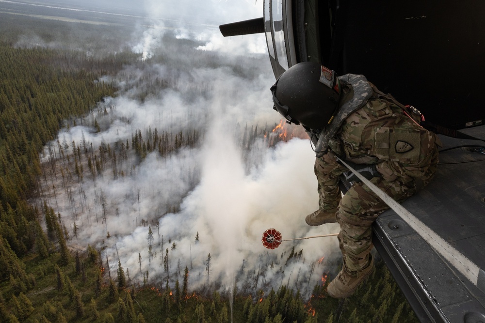 Alaska Army National Guard aviators help fight Alaska wildfires