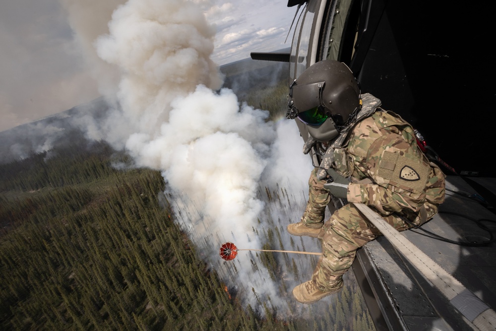 Alaska Army National Guard aviators help fight Alaska wildfires