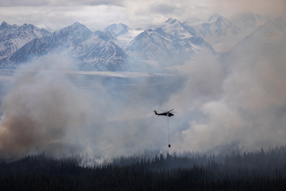 Alaska Army National Guard aviators help fight Alaska wildfires