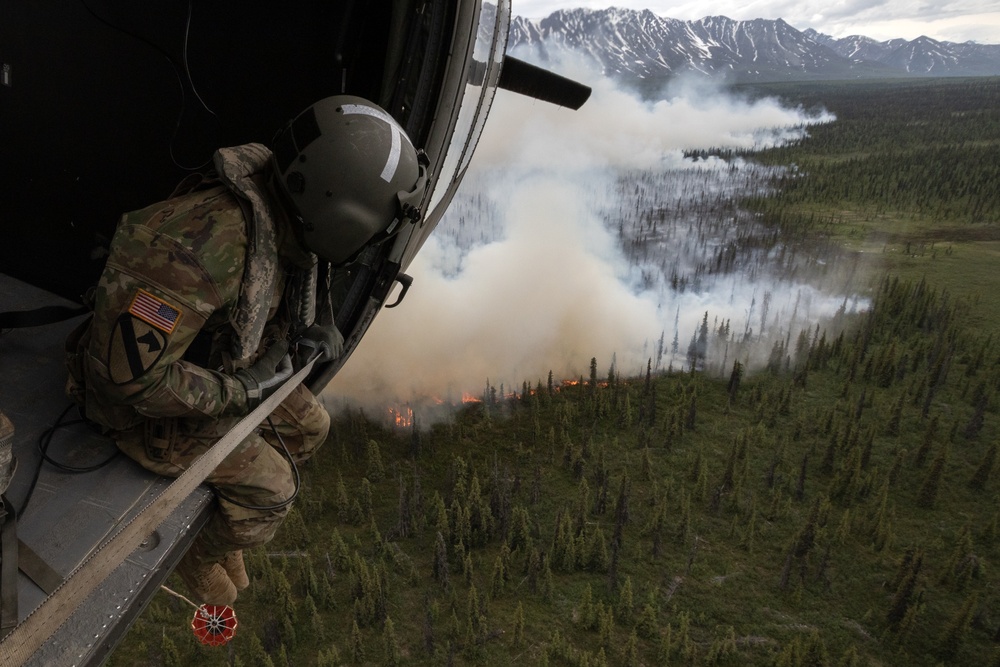 Alaska Army National Guard aviators help fight Alaska wildfires