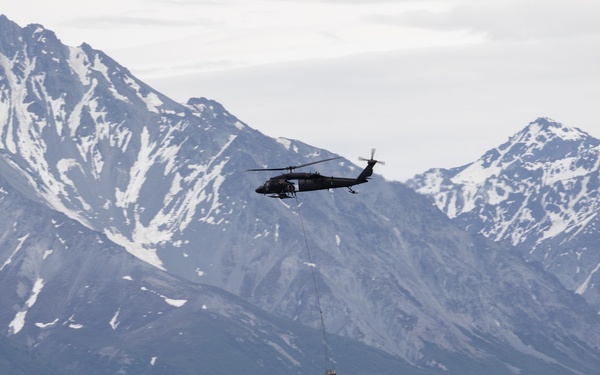 Alaska Army National Guard aviators help fight Alaska wildfires