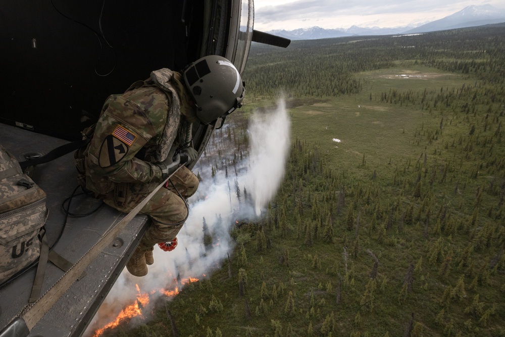 Alaska Army National Guard aviators help fight Alaska wildfires