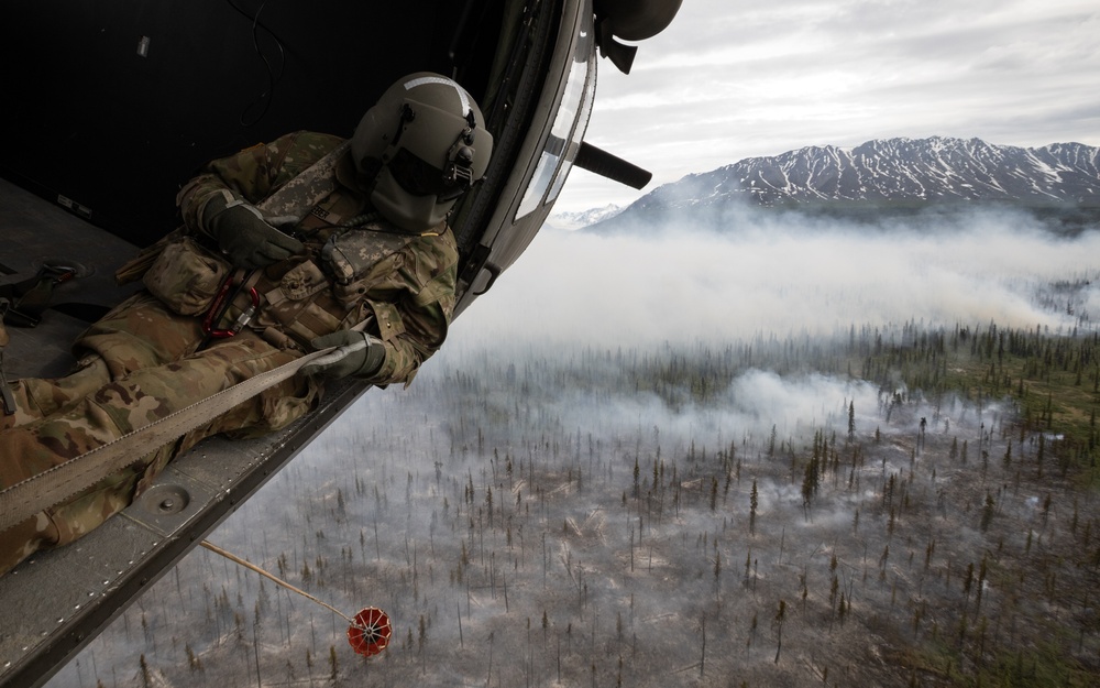 Alaska Army National Guard aviators help fight Alaska wildfires