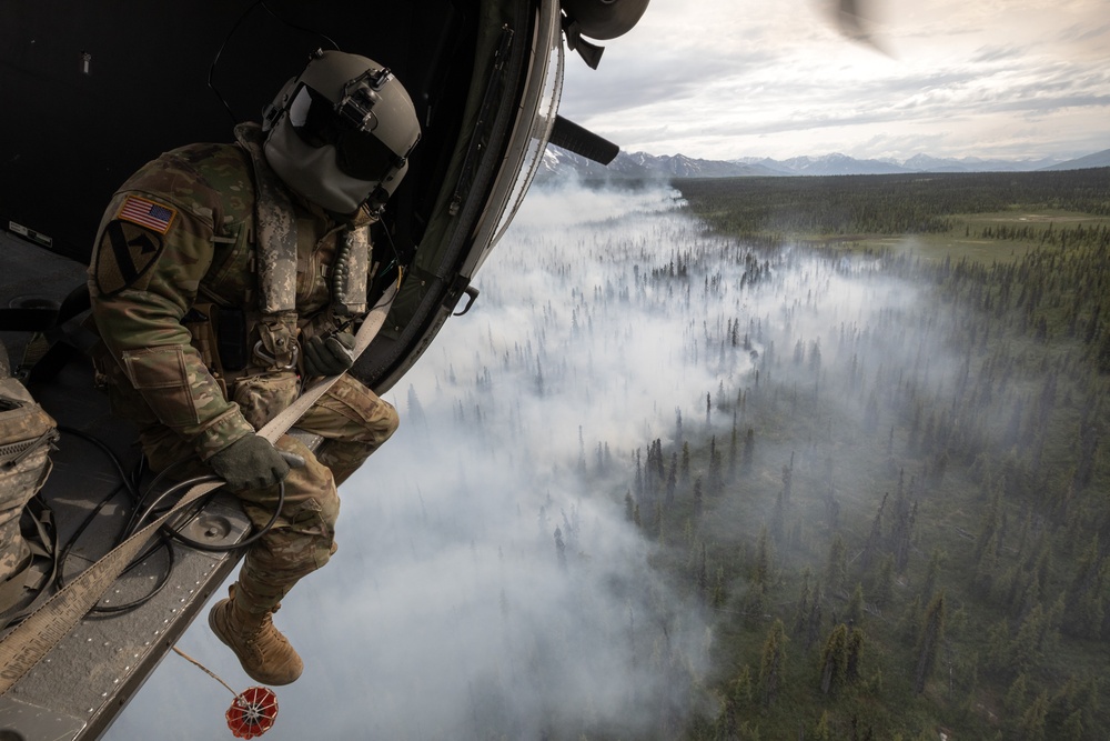 Alaska Army National Guard aviators help fight Alaska wildfires