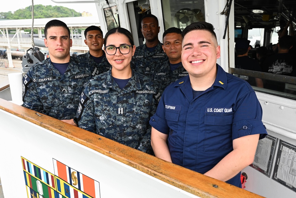 Panama’s SENAN and USCG conduct passing exercise