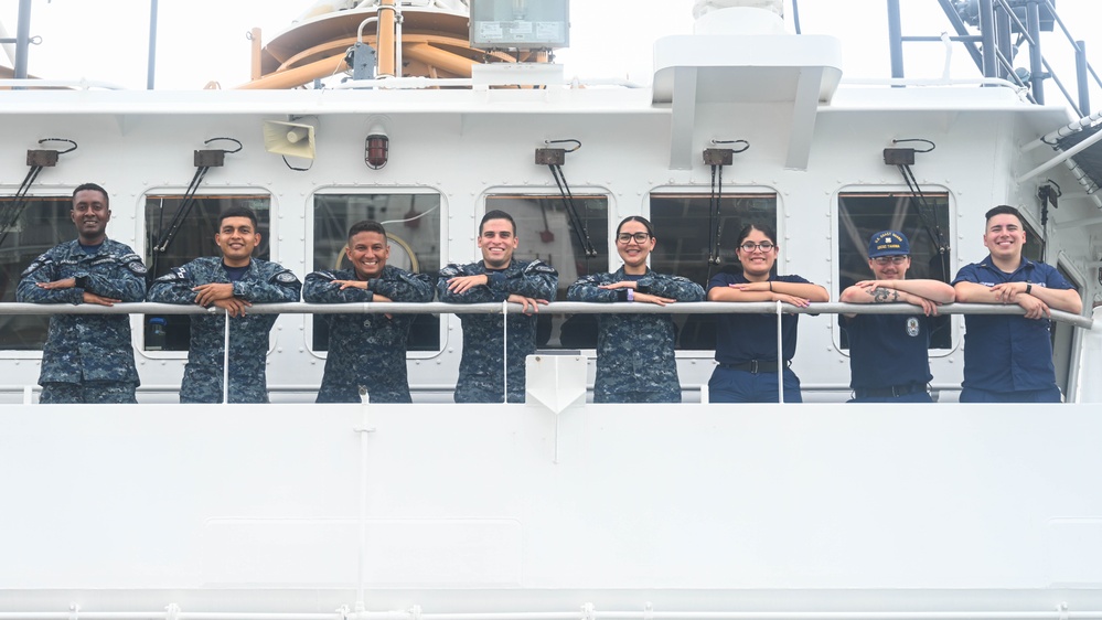 Panama’s SENAN and USCG conduct passing exercise