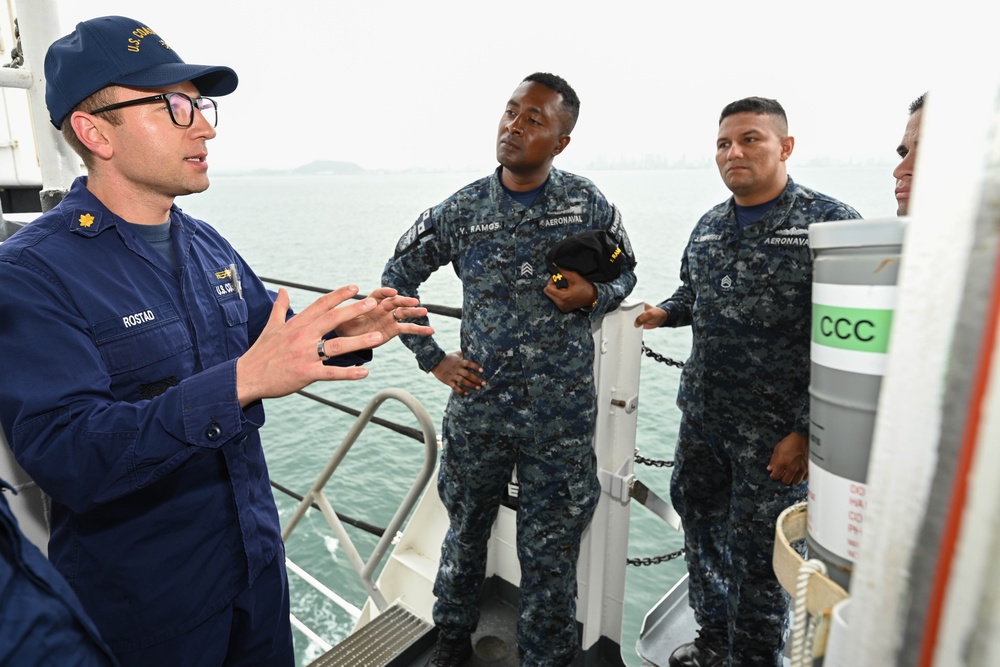 Panama’s SENAN and USCG conduct passing exercise