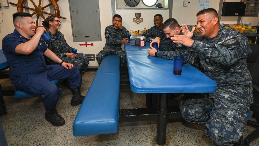 Panama’s SENAN and USCG conduct passing exercise