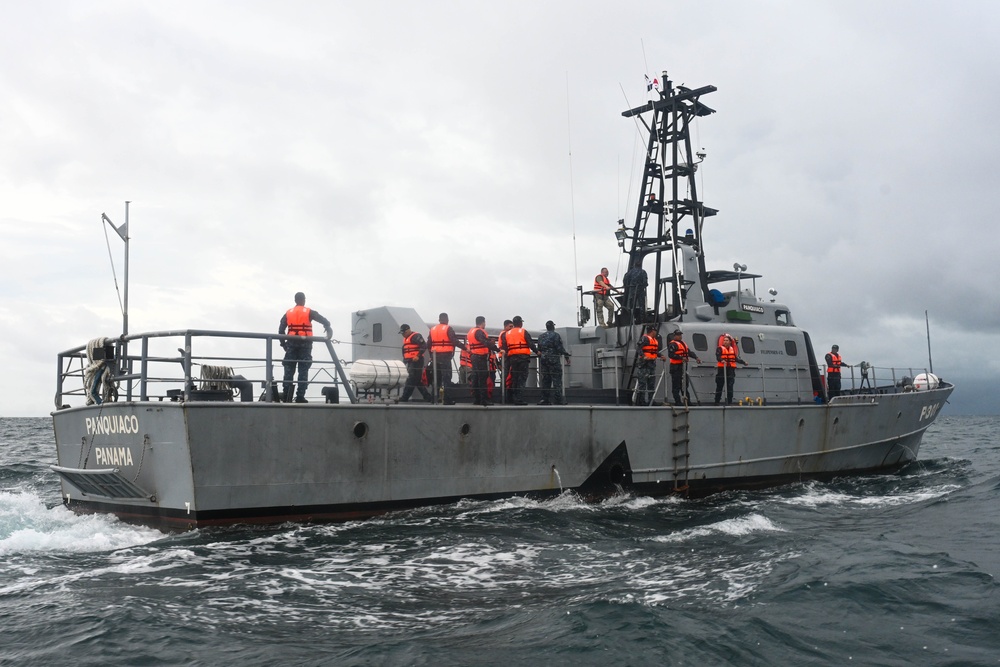 Panama’s SENAN and USCG conduct passing exercise