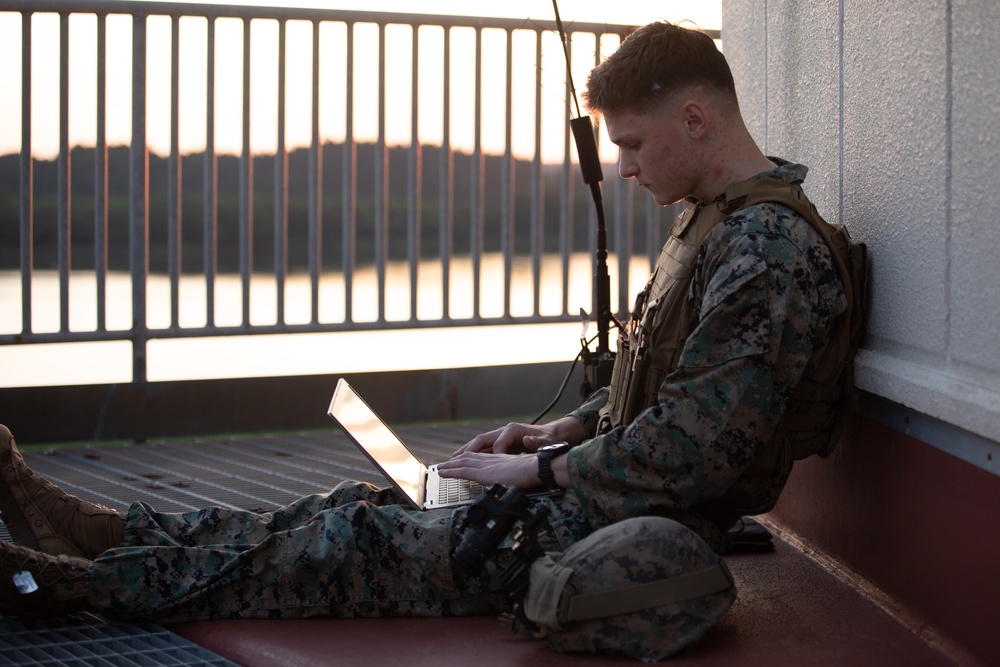 MWCS-18 Marines collaborate with 3d MARDIV JTAC in CAS training
