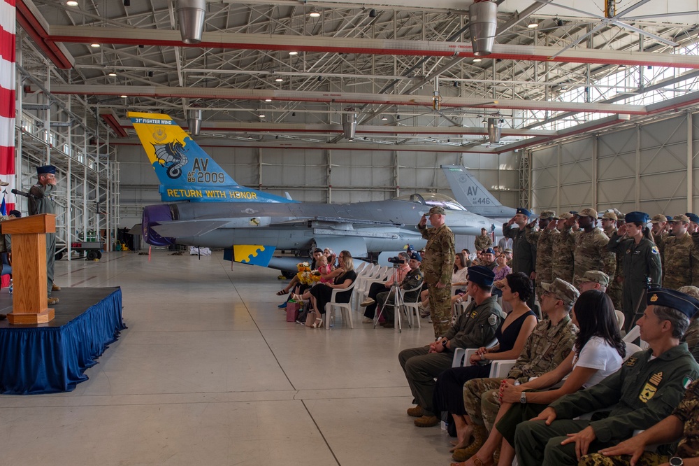 31st OG holds Change of Command