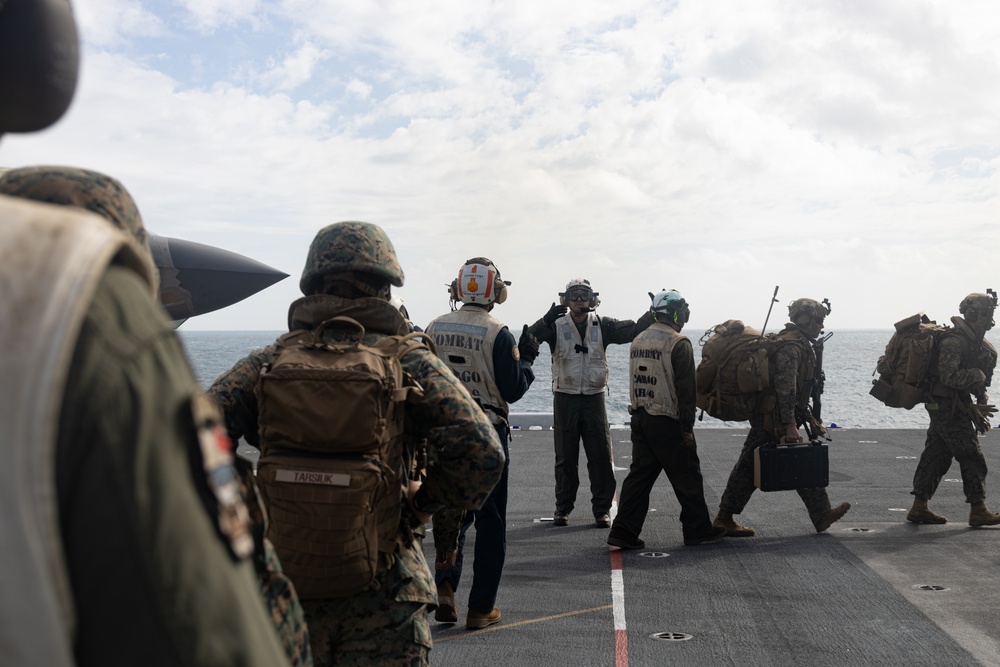 31st MEU | VMM 265 (Rein.) and Detachment 18 conduct FARP support operations