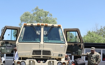 Local Touch a Truck event brings Chicagoland Soldiers together with community