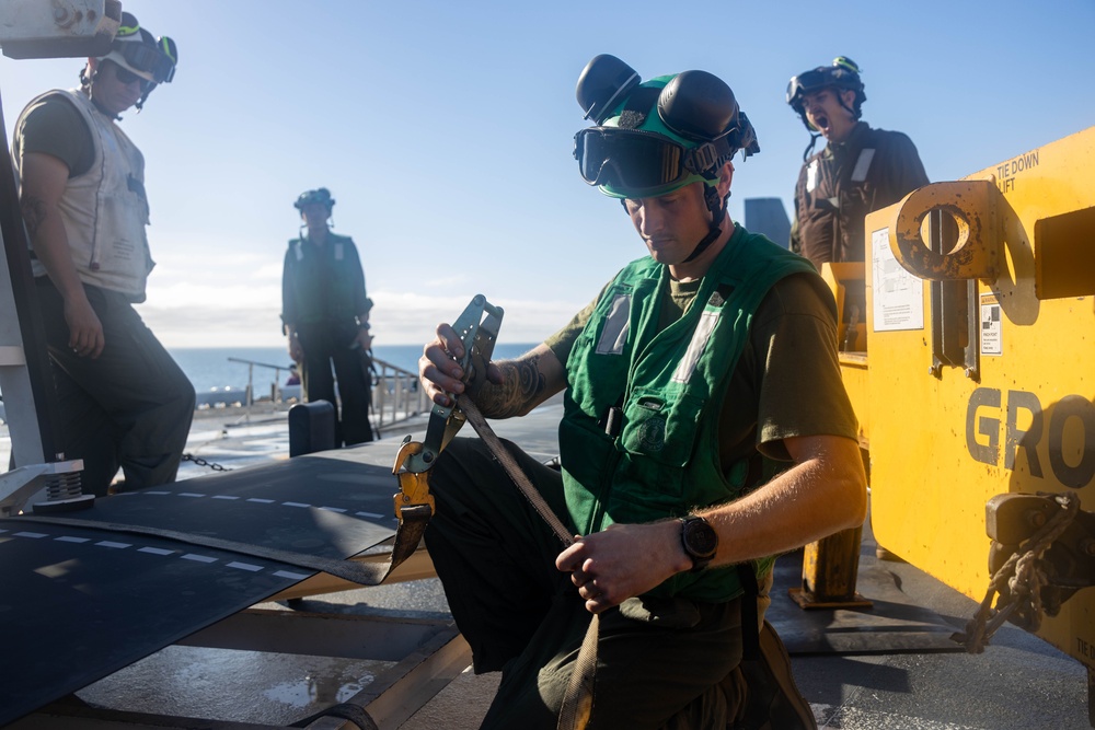 31st MEU | VMM 265 (Rein.) performs aircraft maintenance